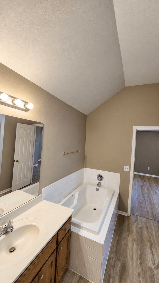 Edmond House: 13821 Pawnee Dr