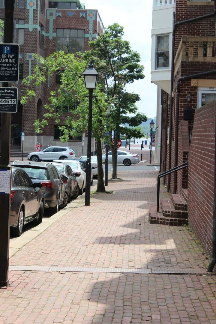 Alexandria Apartment: 125 N. Lee St. DH405