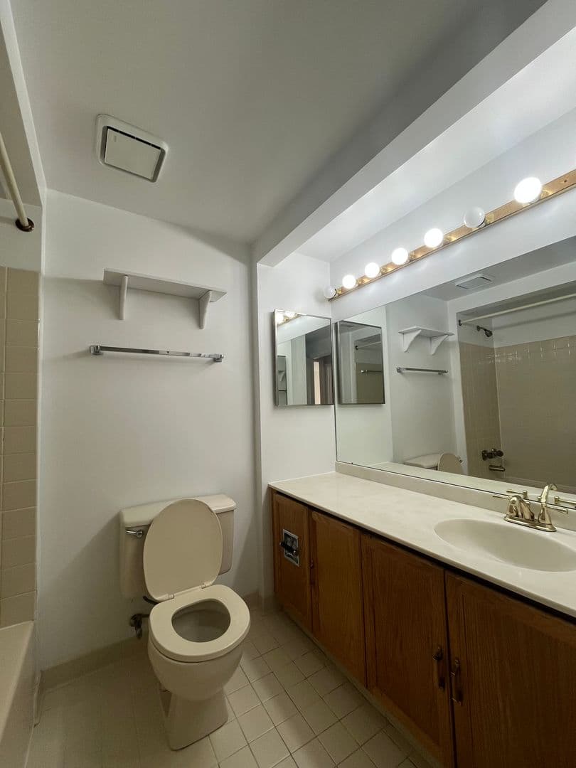 Alexandria Apartment: 125 N. Lee St. DH405