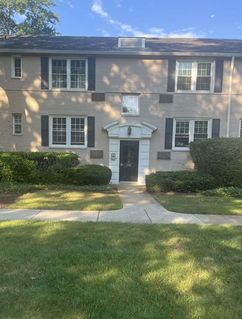 Arlington Condo: 212 N George Mason Dr #4