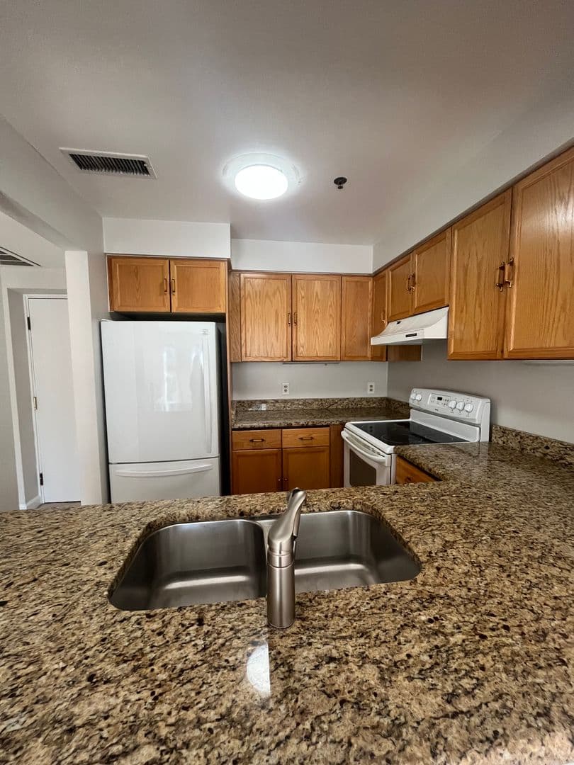 Alexandria Apartment: 125 N. Lee St. DH405