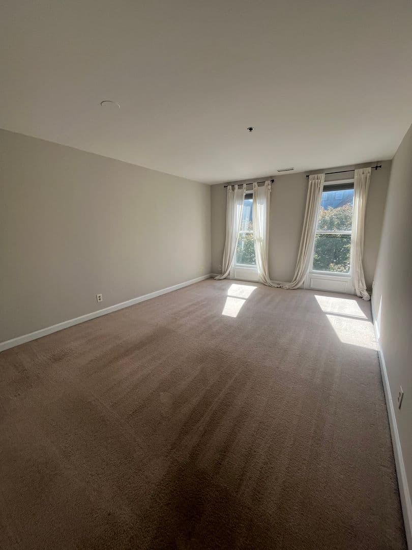 Alexandria Apartment: 125 N. Lee St. DH405