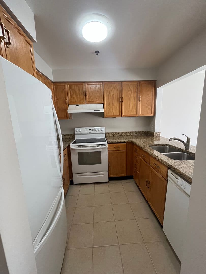 Alexandria Apartment: 125 N. Lee St. DH405