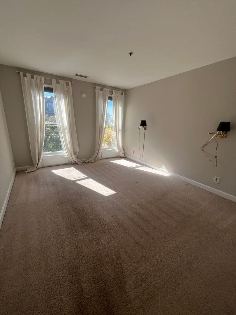 Alexandria Apartment: 125 N. Lee St. DH405