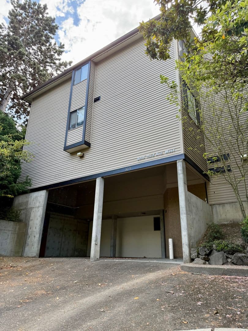 Seattle Apartment: 3019 3rd Ave W
