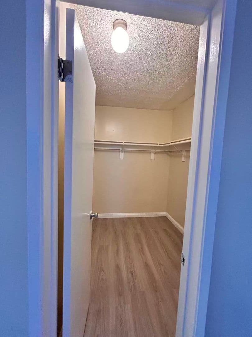 Sun Valley Apartment: 7642 Vineland Ave.
