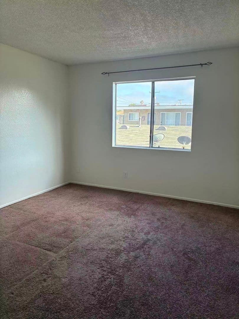 Long Beach Apartment: 1086 Stanley Ave