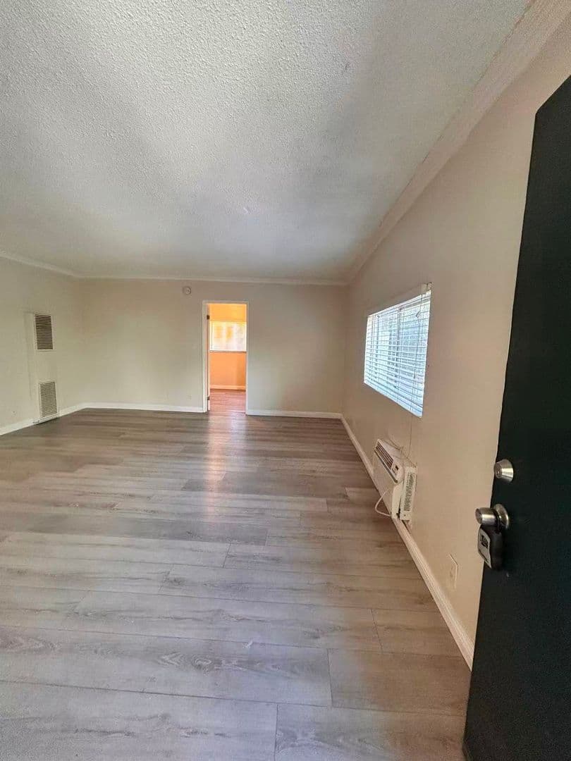 Sun Valley Apartment: 7642 Vineland Ave.