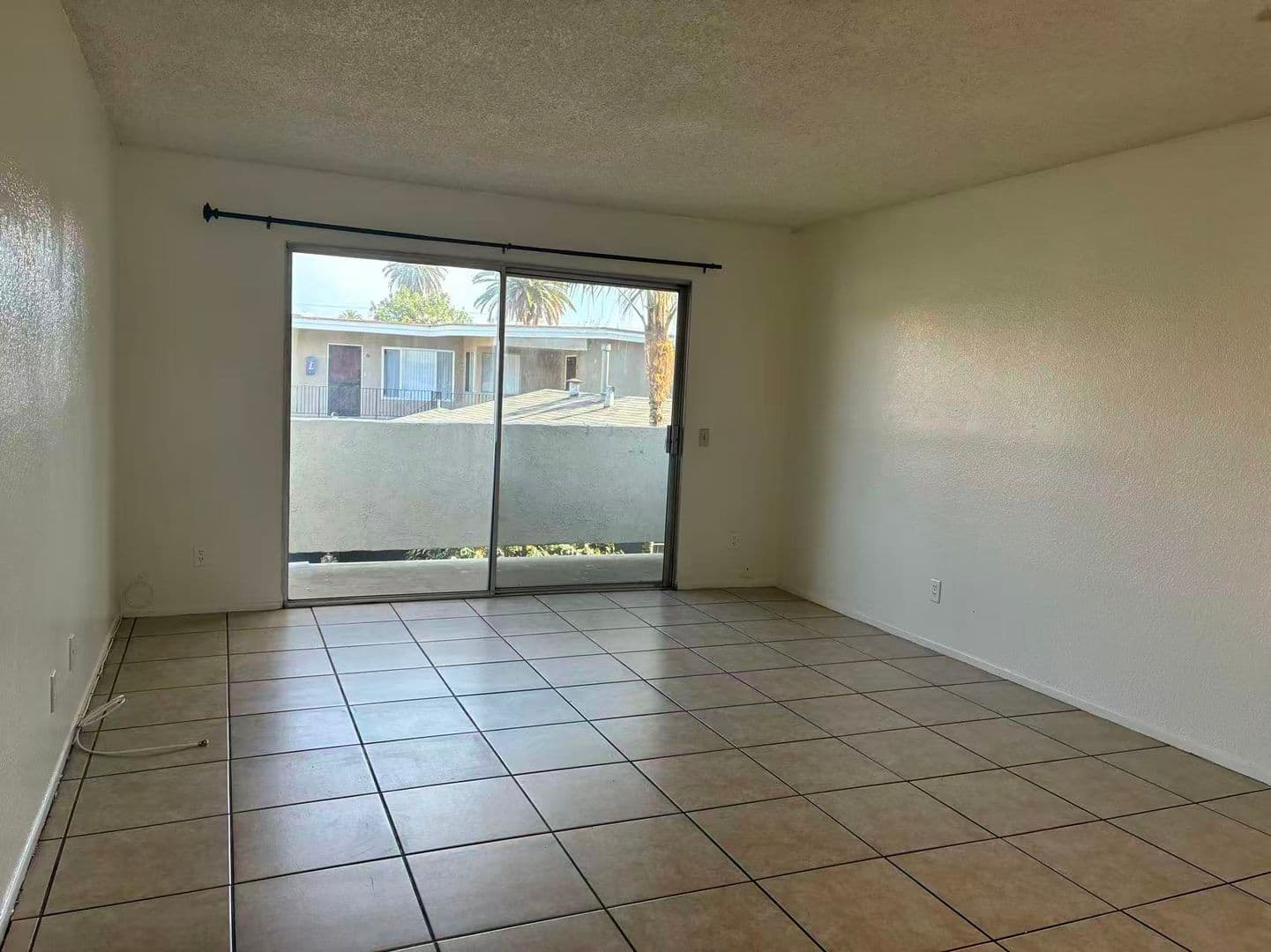 Long Beach Apartment: 1086 Stanley Ave
