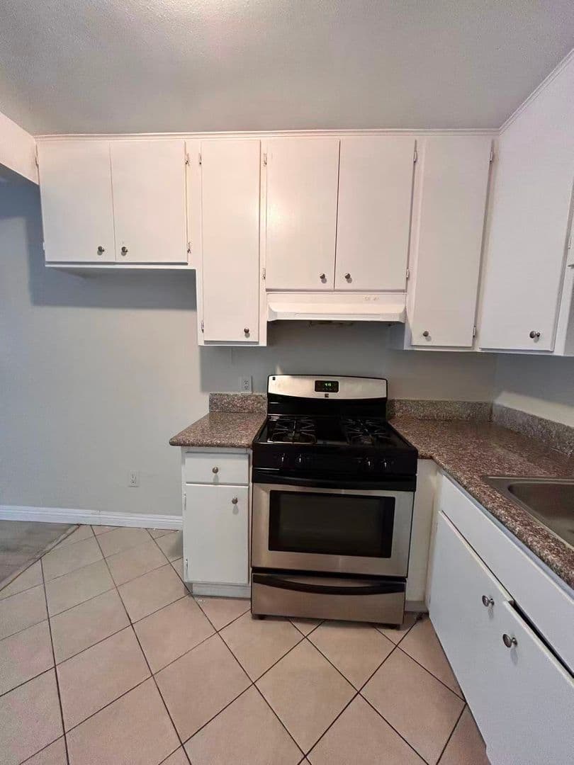 Sun Valley Apartment: 7642 Vineland Ave.