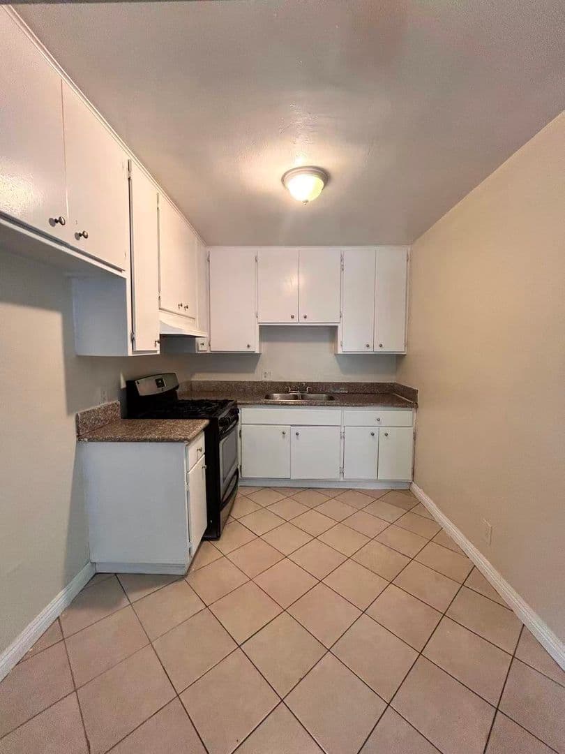 Sun Valley Apartment: 7642 Vineland Ave.