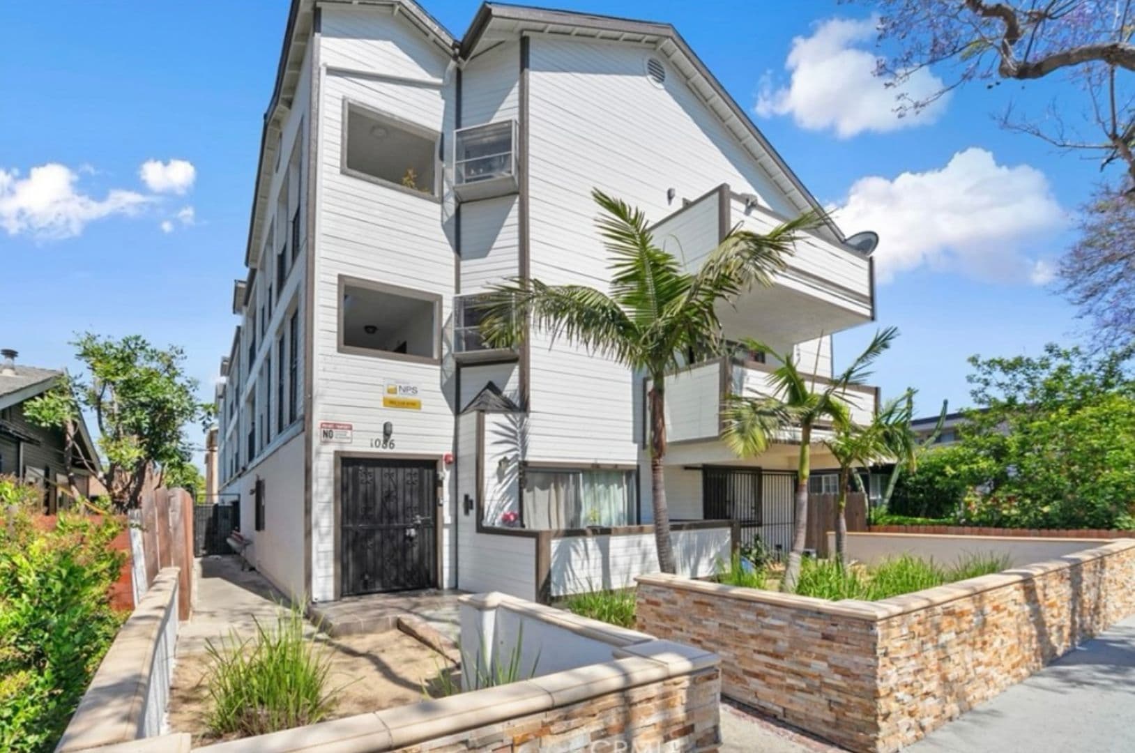 Long Beach Apartment: 1086 Stanley Ave