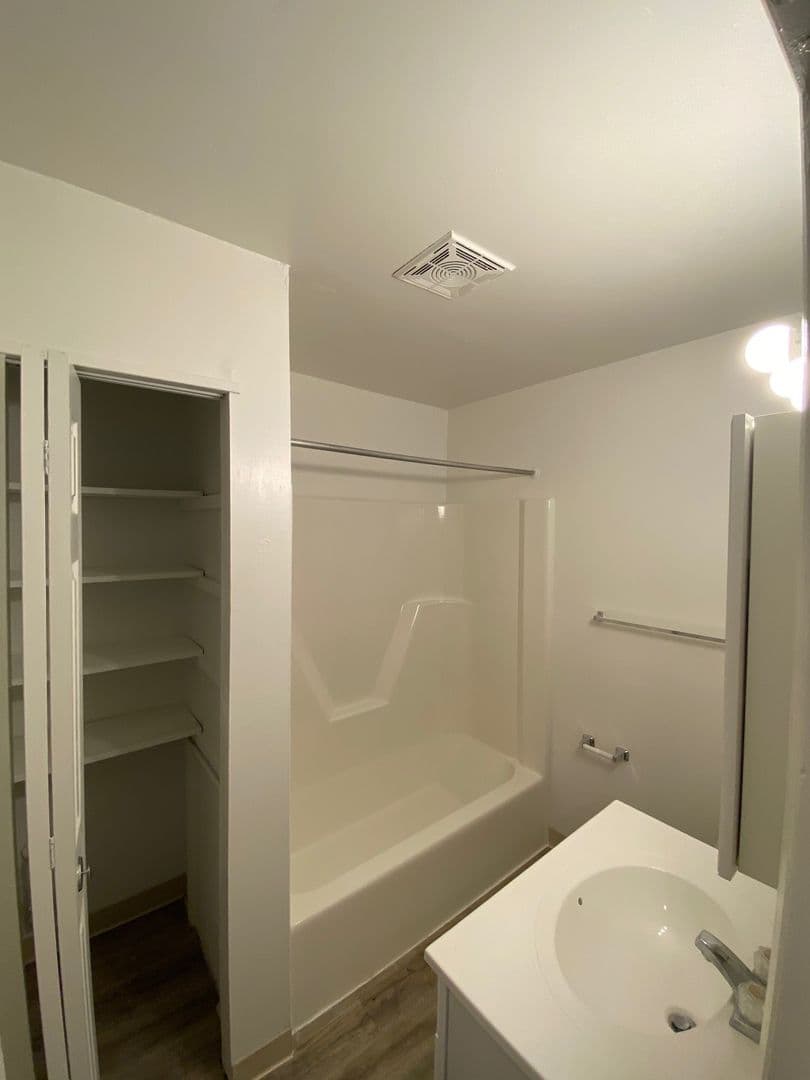 Lindenwold Apartment: 1990 Laurel Rd