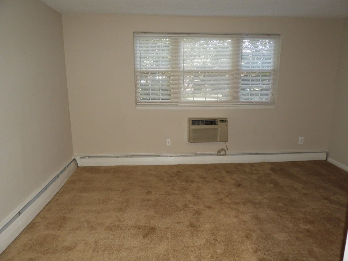 Stratford Apartment: 506 South White Horse Pike