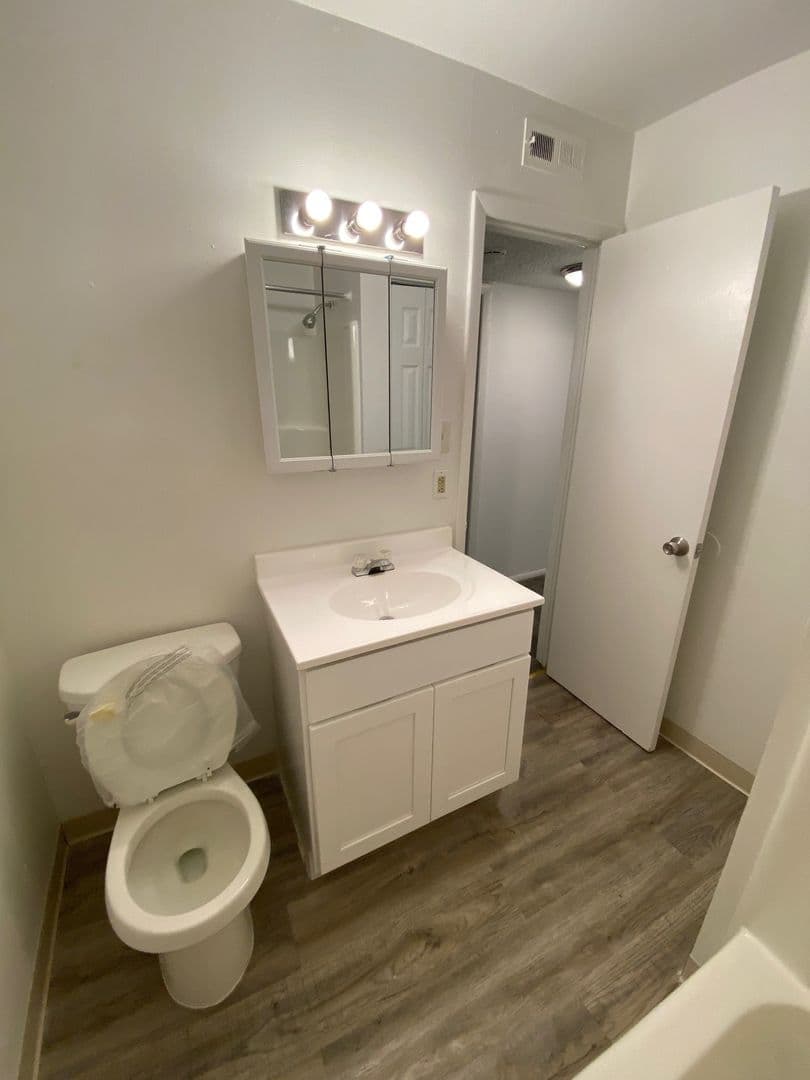 Lindenwold Apartment: 1990 Laurel Rd
