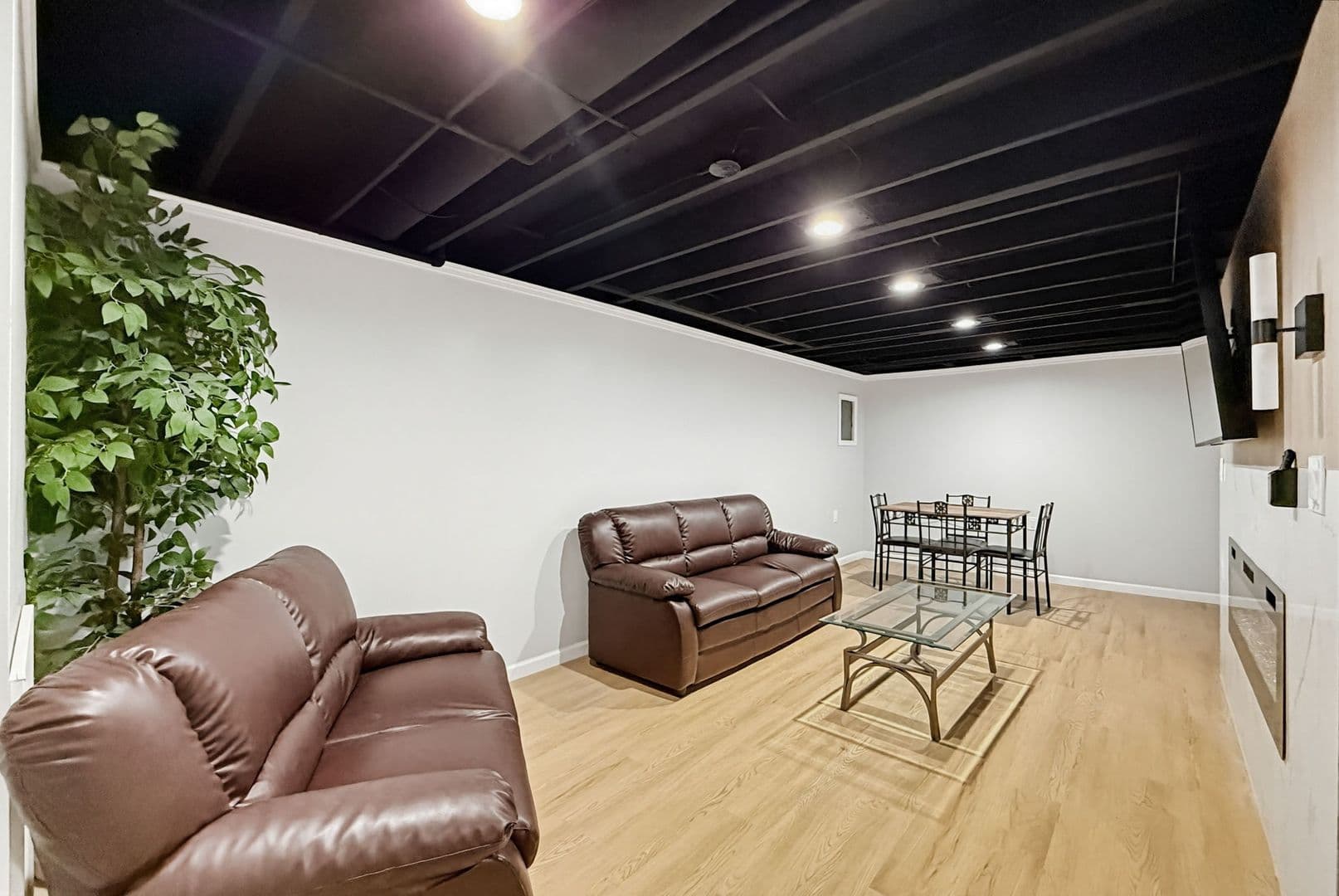 Birmingham House: 1669 Hanley Ct