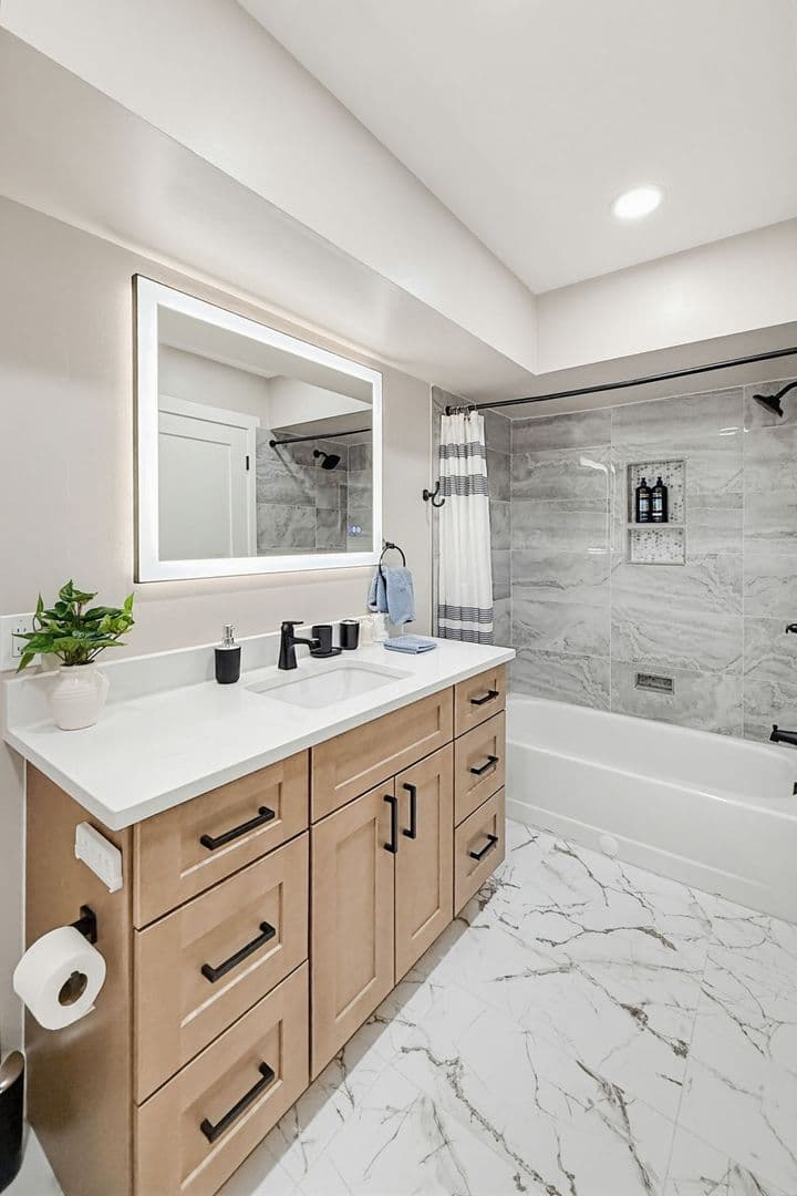 Birmingham House: 1669 Hanley Ct