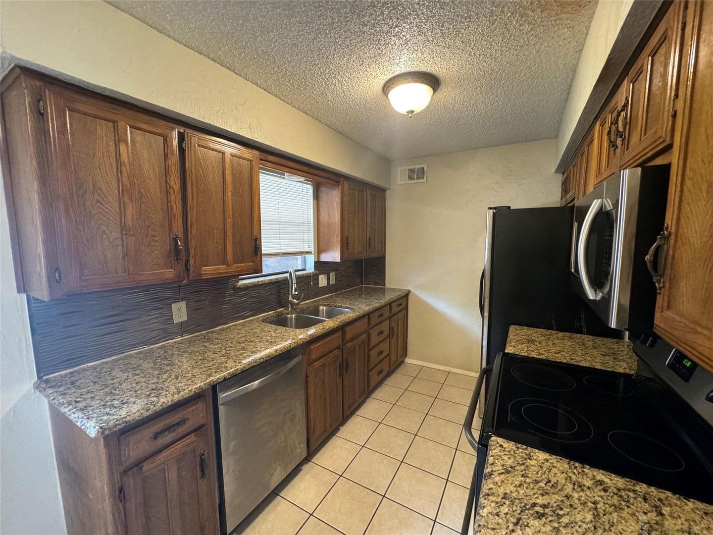 Hurst Apartment: 2721 Hurstview Dr.