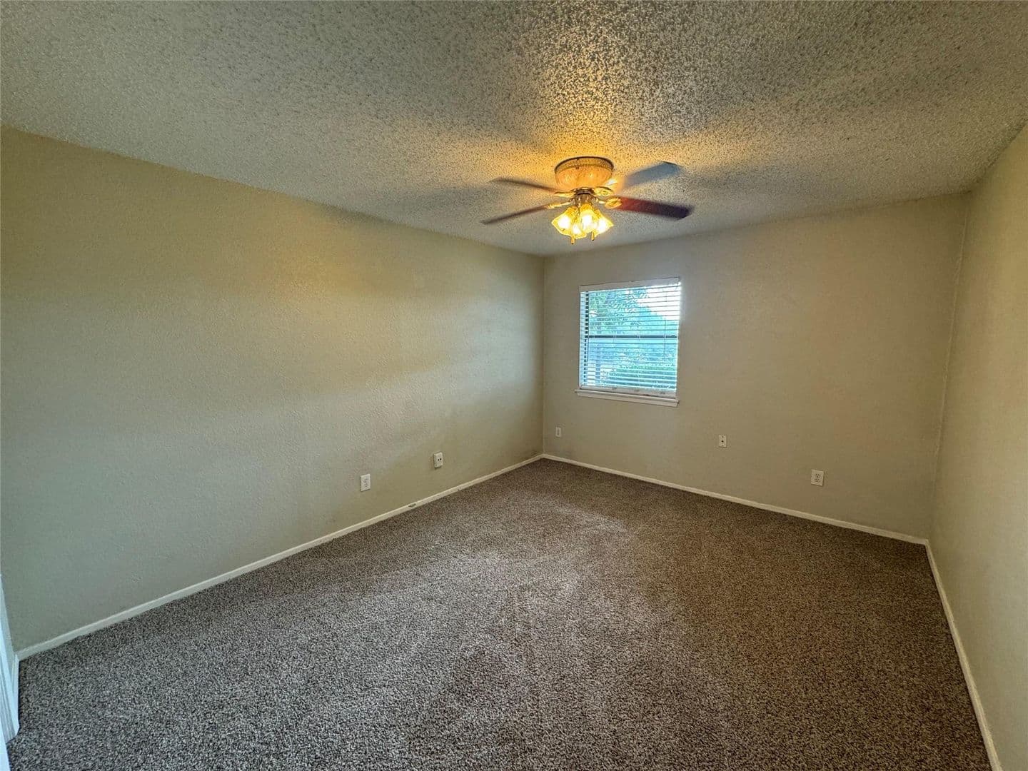 Hurst Apartment: 2721 Hurstview Dr.