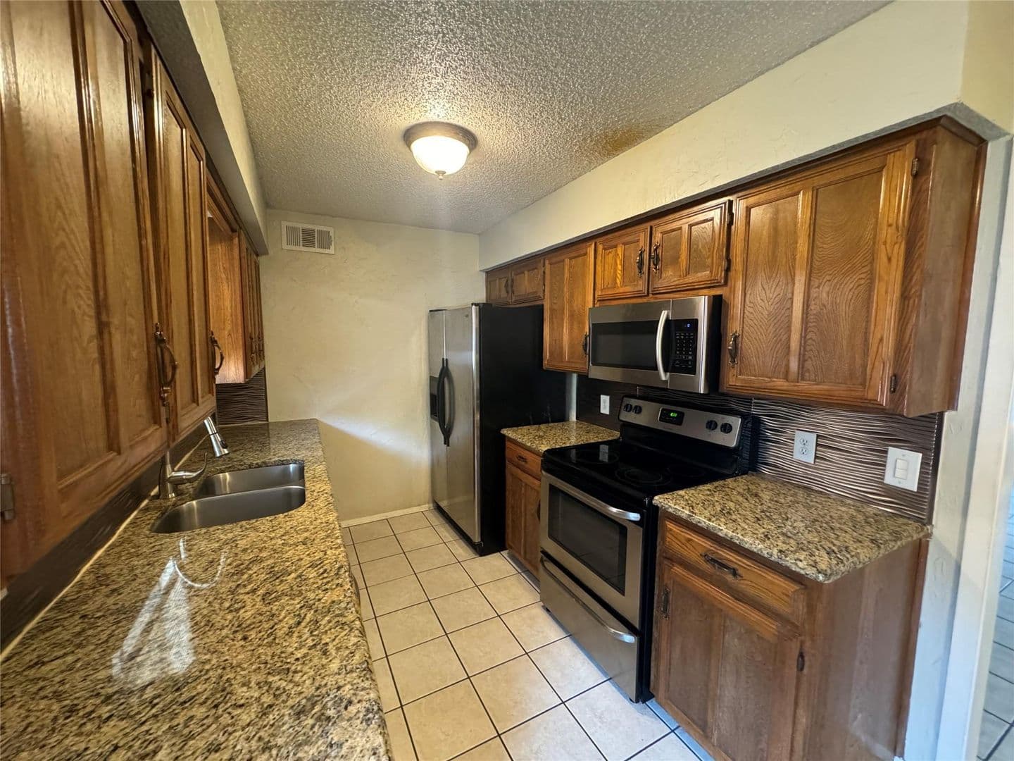 Hurst Apartment: 2721 Hurstview Dr.