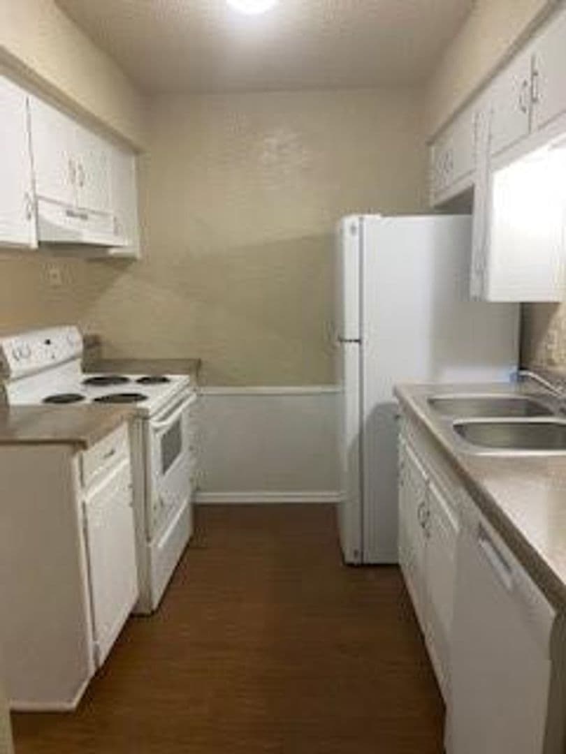 Hurst Apartment: 708-714 E  Pecan St