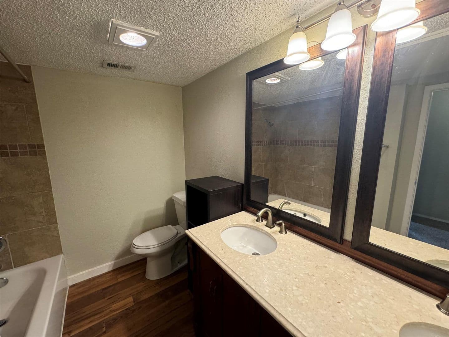 Hurst Apartment: 2721 Hurstview Dr.