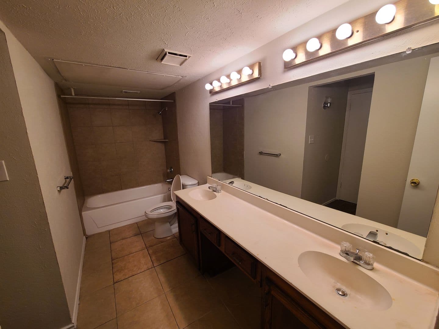 Arlington Apartment: 2423/2425 Limestone Dr.