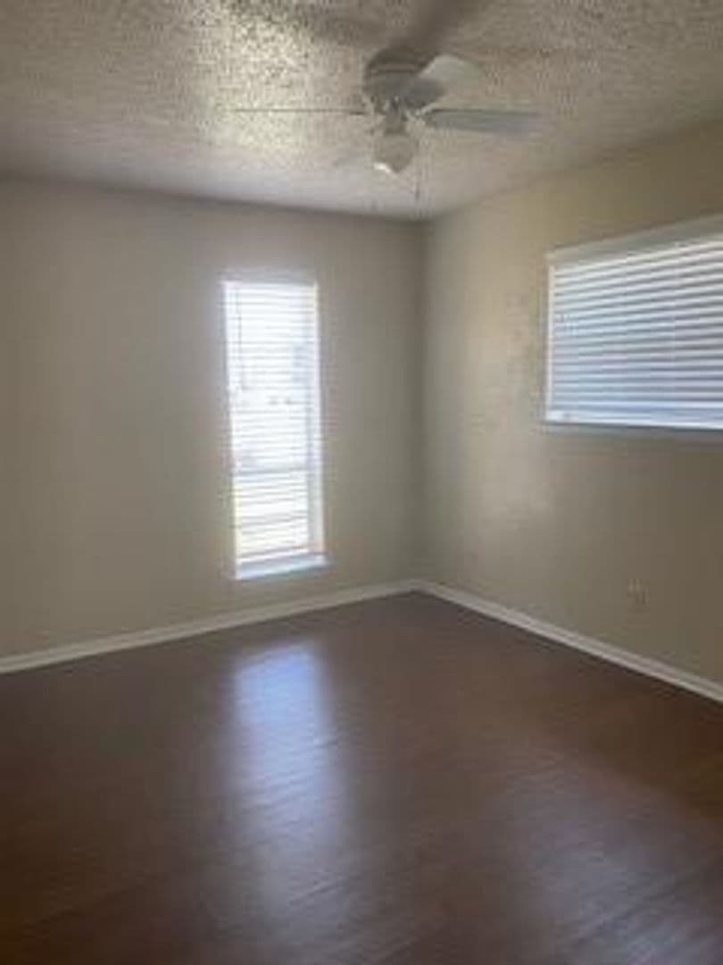 Hurst Apartment: 708-714 E  Pecan St