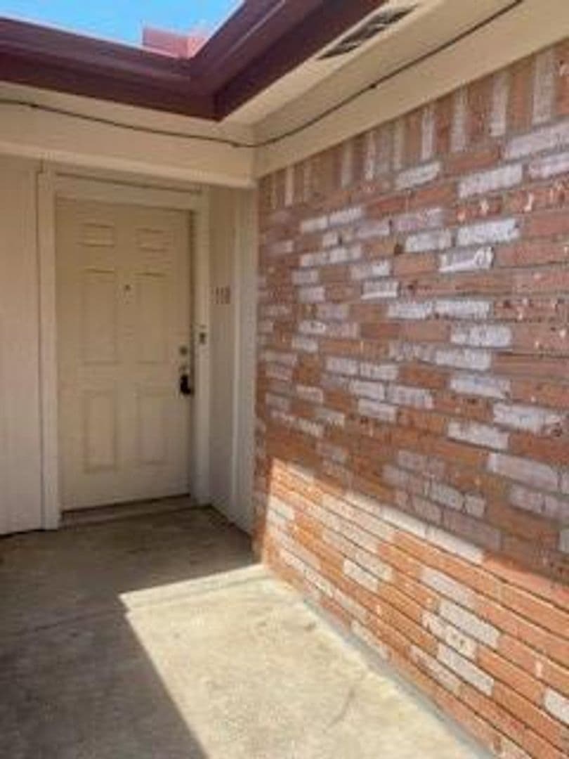 Hurst Apartment: 708-714 E  Pecan St