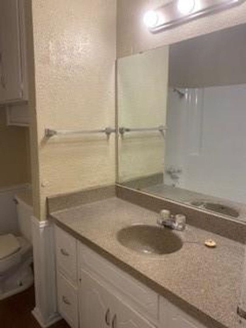 Hurst Apartment: 708-714 E  Pecan St
