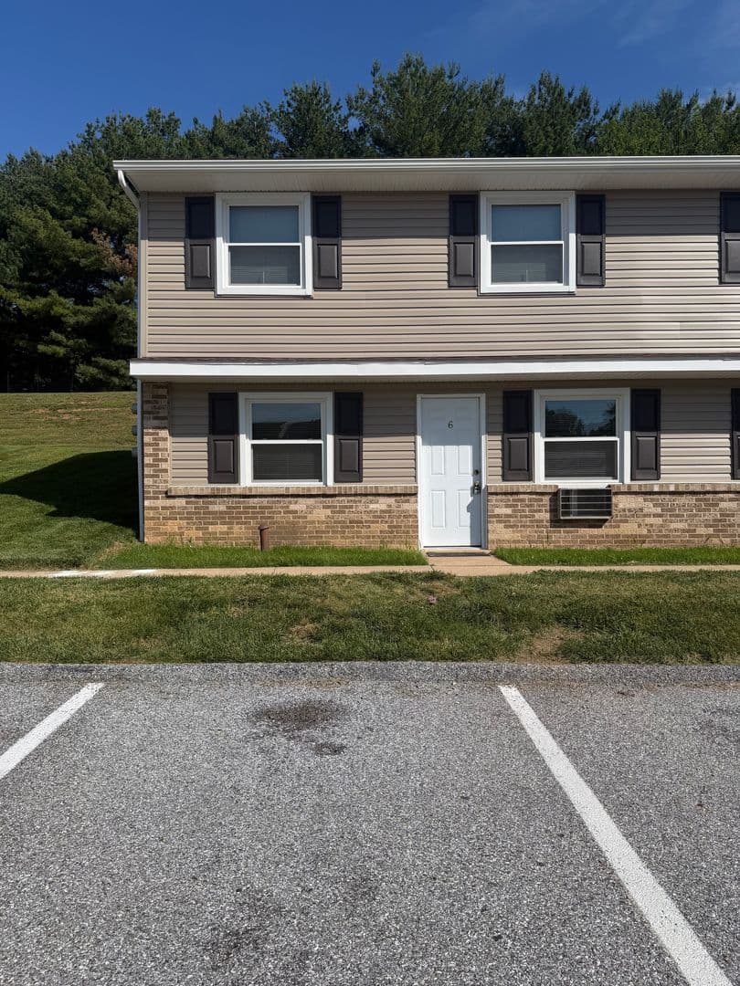 Spring Grove Apartment: 25 E Third Ave. (Building A-1 through L-6)