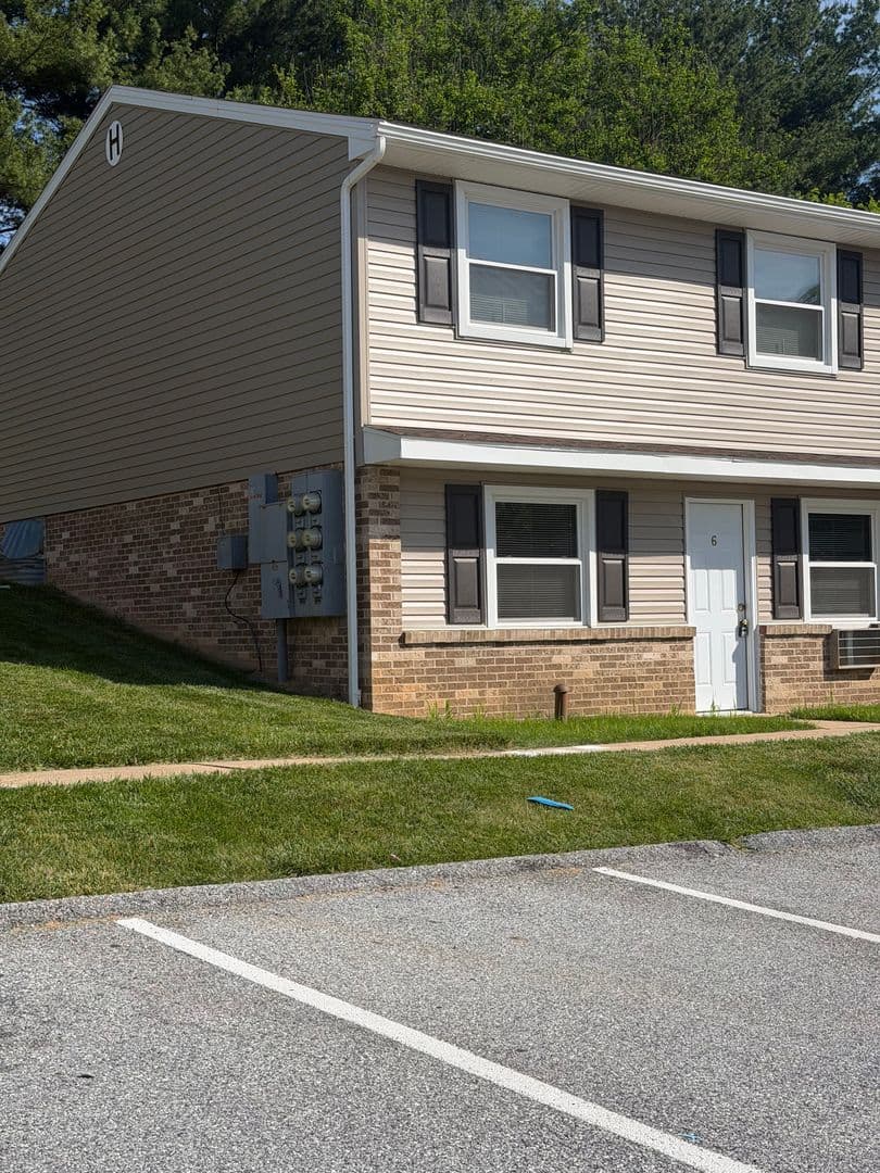 Spring Grove Apartment: 25 E Third Ave. (Building A-1 through L-6)