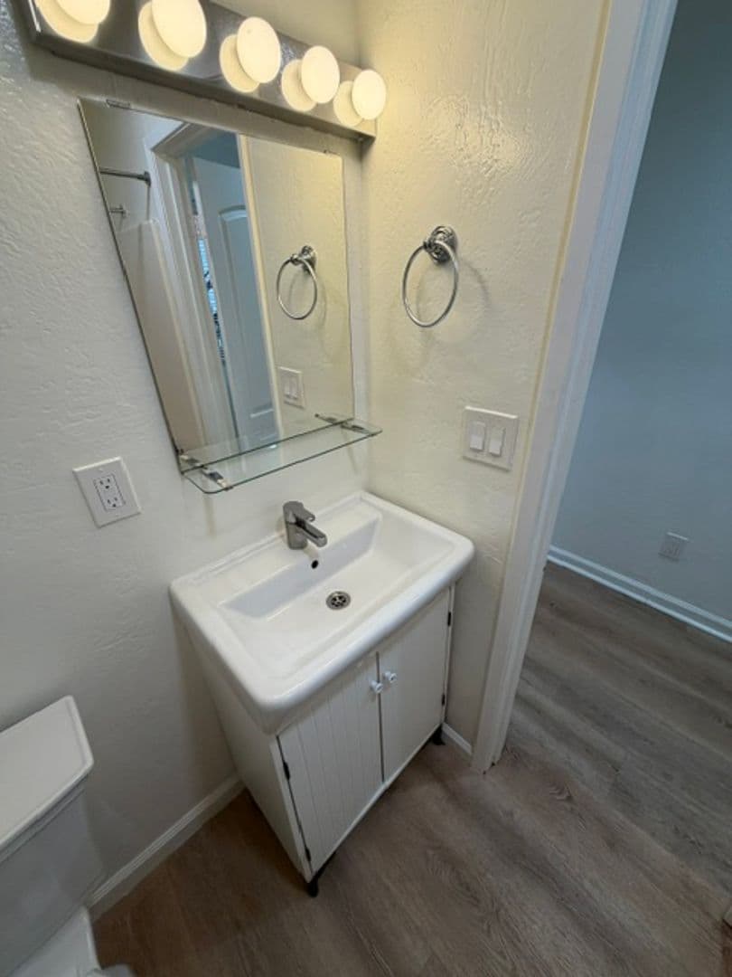 Emeryville Apartment: 4327 Essex Street