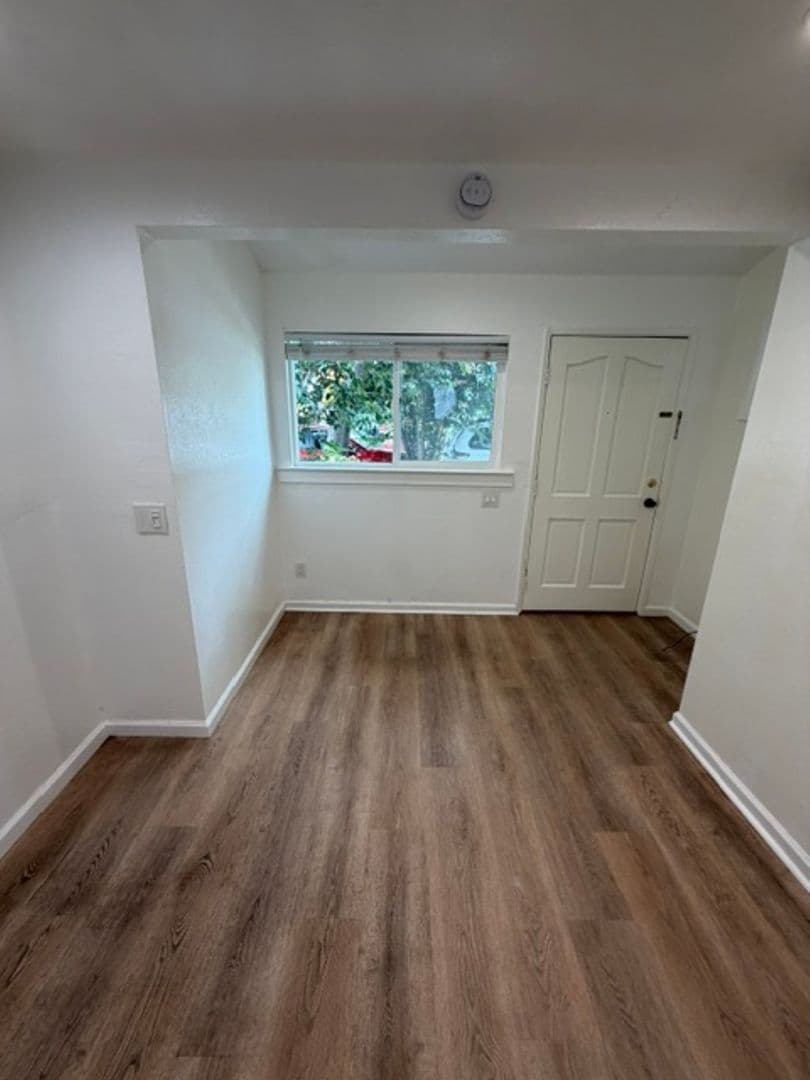 Emeryville Apartment: 4327 Essex Street