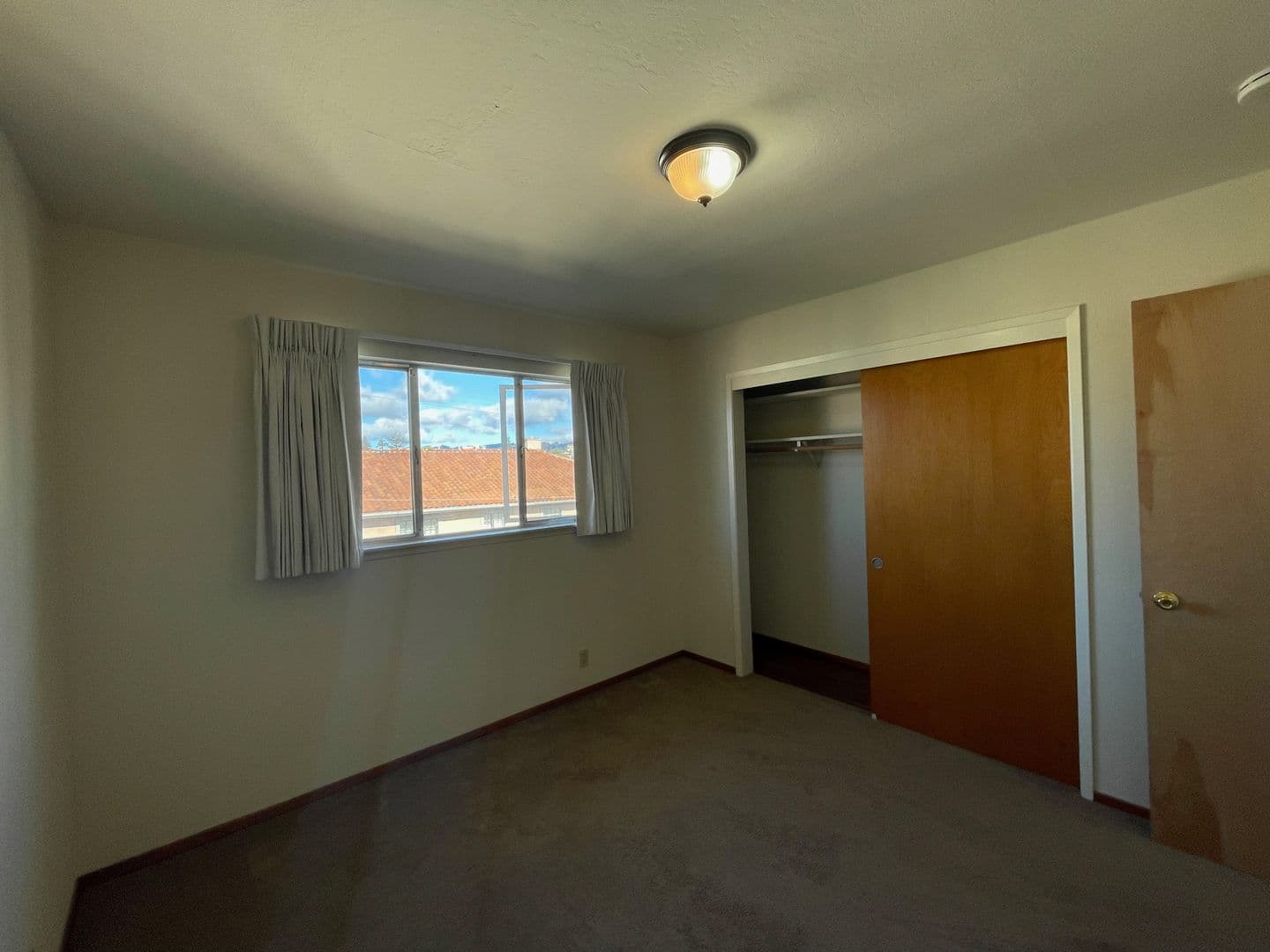 Oakland Apartment: 2500 Ivy Dr.