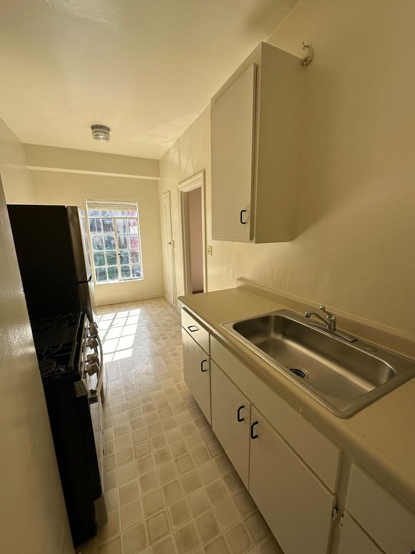 Oakland Apartment: 2501 Ivy Dr