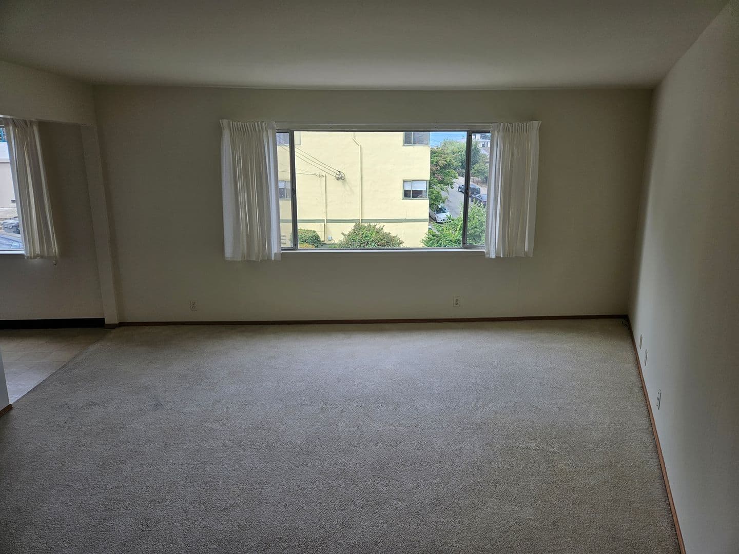Oakland Apartment: 2500 Ivy Dr.