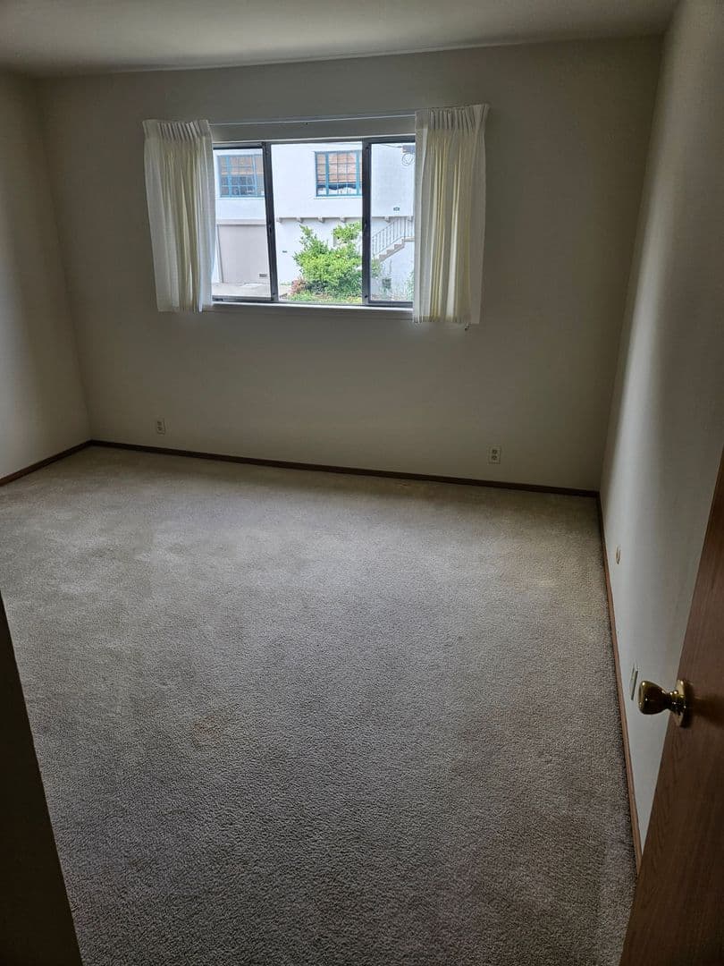 Oakland Apartment: 2500 Ivy Dr.