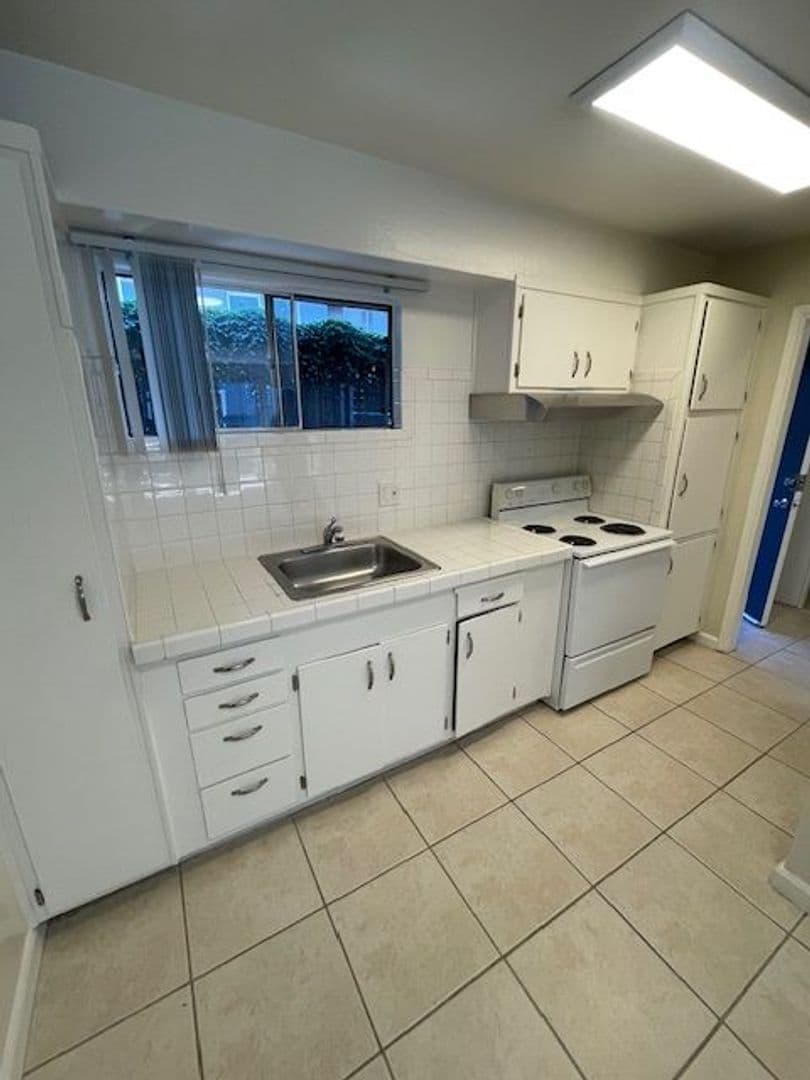 Oakland Apartment: 407 Fairmount Ave