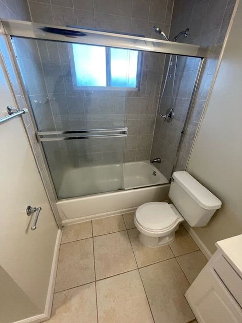 Oakland Apartment: 407 Fairmount Ave