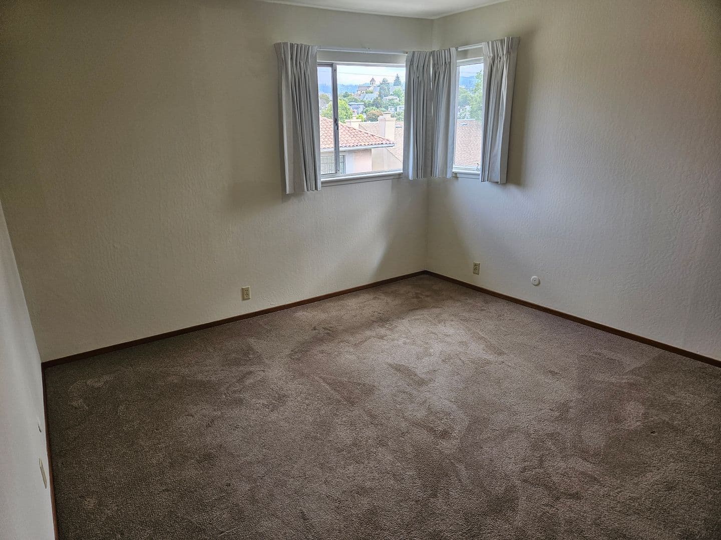 Oakland Apartment: 2500 Ivy Dr.