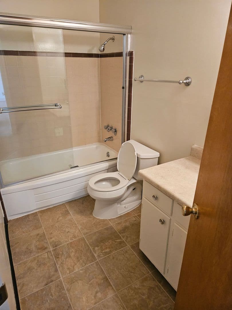 Oakland Apartment: 2500 Ivy Dr.