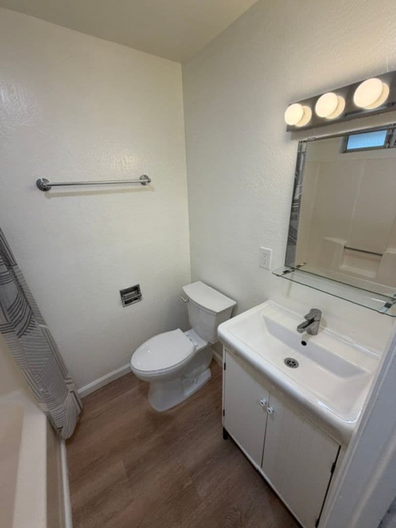 Emeryville Apartment: 4327 Essex Street