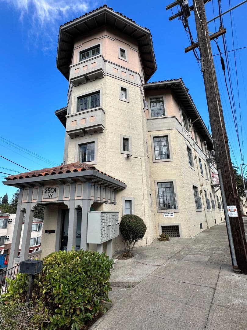 Oakland Apartment: 2501 Ivy Dr