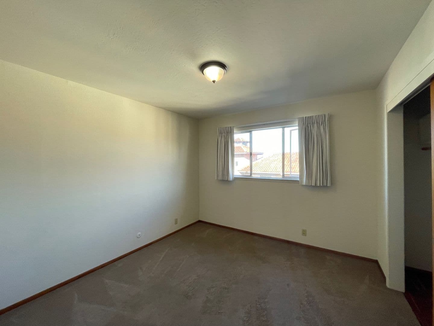 Oakland Apartment: 2500 Ivy Dr.