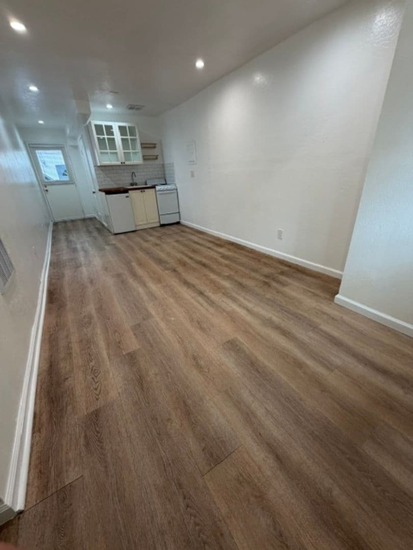 Emeryville Apartment: 4327 Essex Street