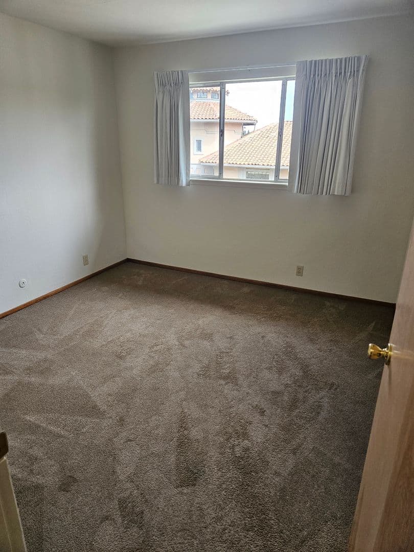 Oakland Apartment: 2500 Ivy Dr.