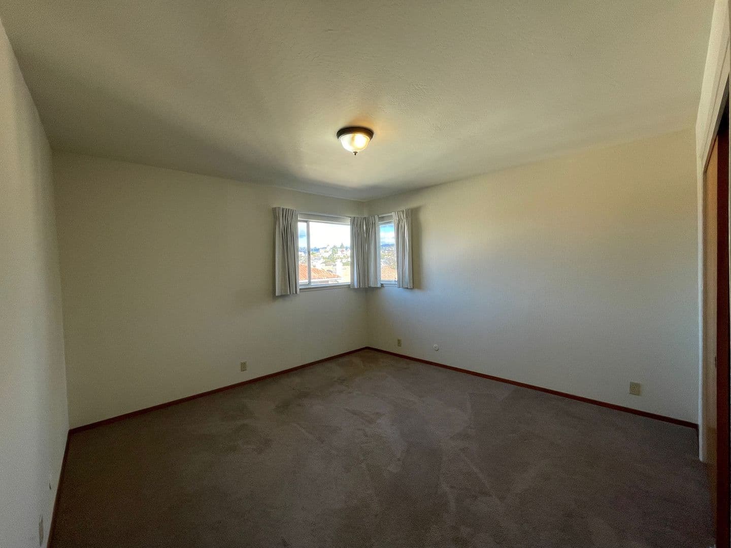 Oakland Apartment: 2500 Ivy Dr.