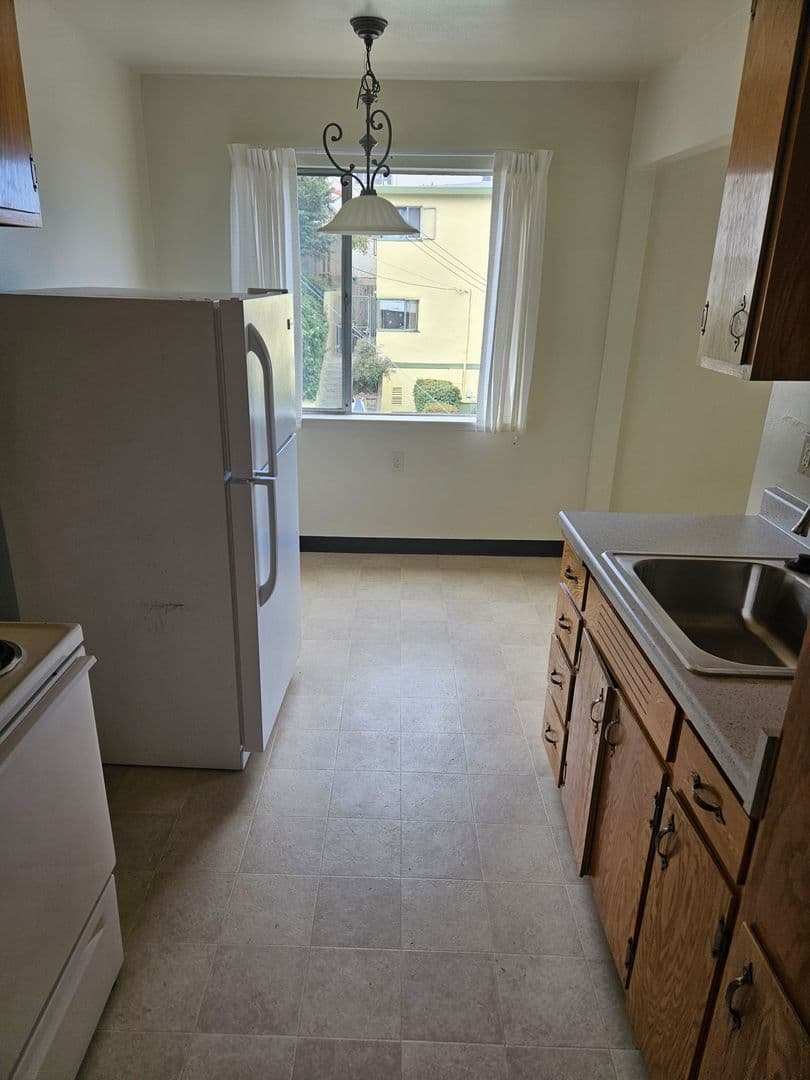 Oakland Apartment: 2500 Ivy Dr.