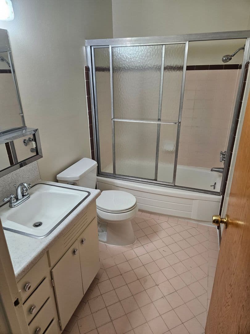 Oakland Apartment: 2500 Ivy Dr.